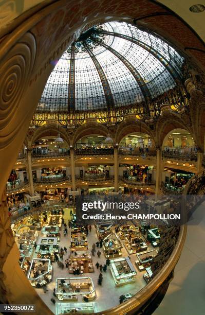 Galeries Lafayette, one of Paris's department stores. Paris: Galeries Lafayette, un des grands magasins de Paris.