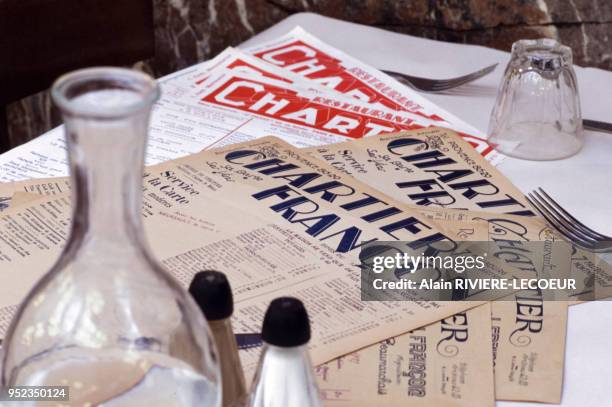 Menus posés sur un table du restaurant ?Le Bouillon Chartier? à Paris, France.