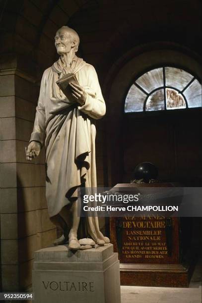 Panthéon, in the crypt, a statue of Voltaire Paris: le Panthéon, dans la crypte, une statue de Voltaire.