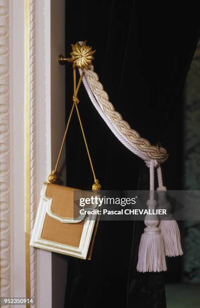 Présentation d'un sac à main de la maison Yves Saint Laurent à Paris, France.