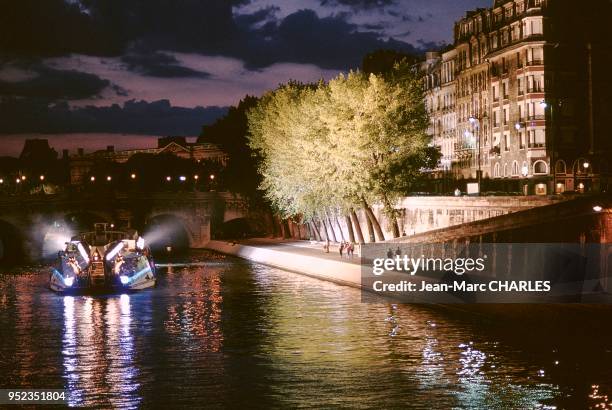 Bateau-mouche sur la Seine devant le Quai des Orfèvres. Bateau-mouche sur la Seine devant le Quai des Orfèvres.