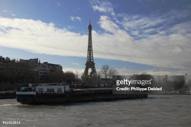 france, ile de france, paris, 16th district, eiffel tower cityscape with onion domes of russian orthodox cathedral - onion dome stock-fotos und bilder