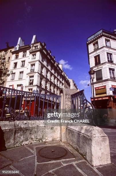 La rue de la Montagne-Sainte-Geneviève à Paris, France.