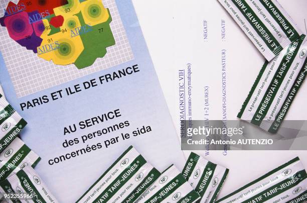 Préservatifs autour des résultat d'un test du VIH, à Paris, France.