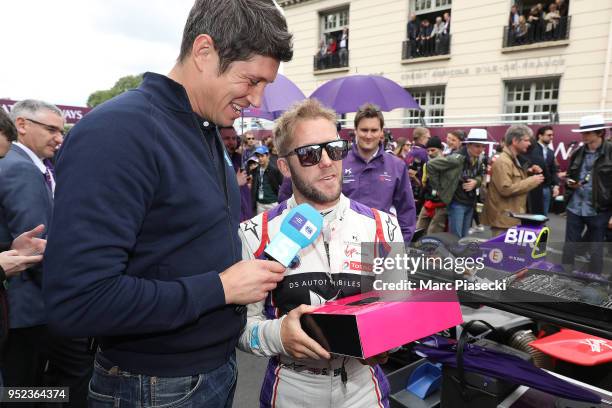 Presenter Vernon Kay and driver Sam Bird on the tracks during Formula E-Prix on April 28, 2018 in Paris, France.