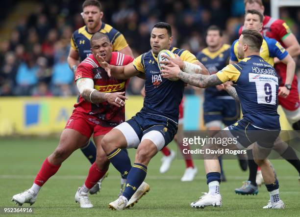 Ben Te'o of Worcester Warriors is held by Kyle Sinckler during the Aviva Premiership match between Worcester Warriors and Harlequins at Sixways...