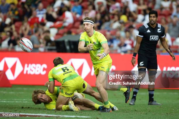 Ben O'Donnell of Australia makes a pass during the 2018 Singapore Sevens Pool D match between New Zealand and Australia at National Stadium on April...