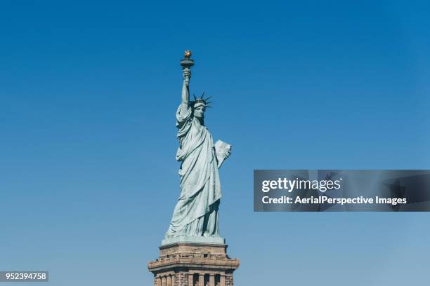 statue of liberty against clear blue sky - statue of liberty new york city - fotografias e filmes do acervo