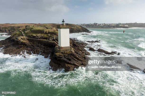 vue aérienne du phare du créac'h dans la tempête et la forte houle - ouessant photos et images de collection