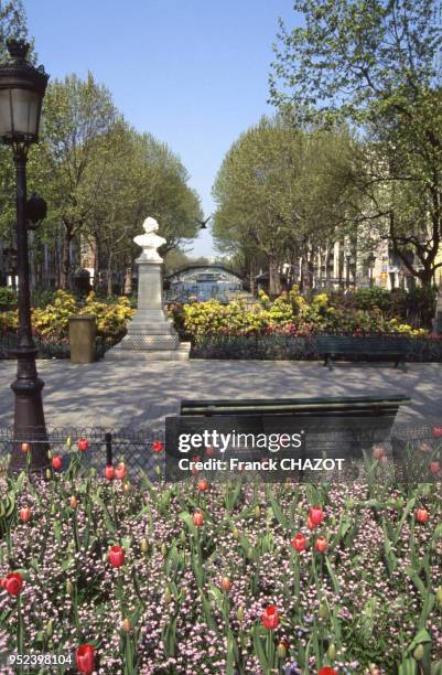 Le square Frédérick-Lemaître, à côté du canal Saint-Martin, à Paris, France.