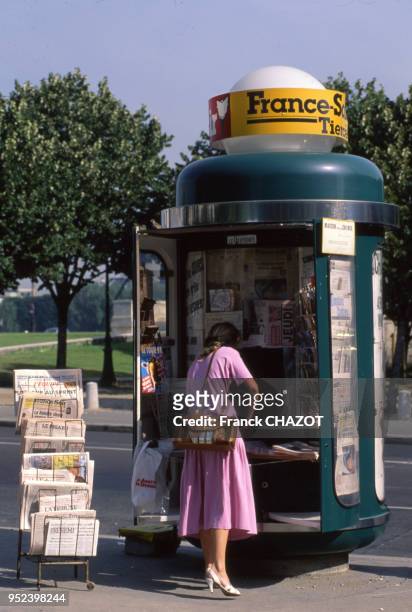 Kiosque à journaux devant l'hôtel des Invalides, à Paris, France.