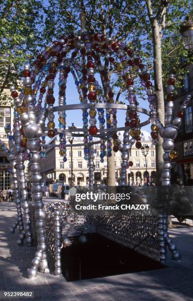 Le Kiosque des noctambules?, sculpture réalisée par Jean-Michel Othoniel, à l'entrée de la station de métro Palais Royal - Musée du Louvre, à Paris,...