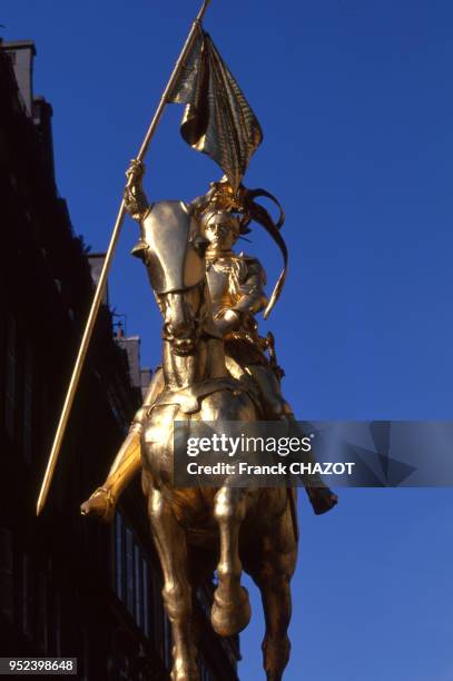 La statue équestre de Jeanne d'Arc, réalisée par Emmanuel Fremiet, sur la place des Pyramides, à Paris, France.