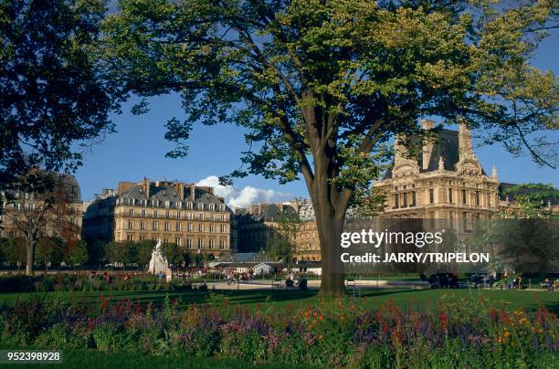 Paris, 1st arrondissement, flowerbeds at the Tuilerie Gardens, the Richelieu Wing of the Louvre Museum and buildings on the rue de Rivoli. France:...