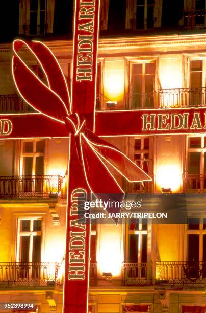 Lights of the gourmet food shop 'Hédiard' for the Christmas season, Place de la Madeleine . Paris: illumination de la grande épicerie 'Hédiard' à...