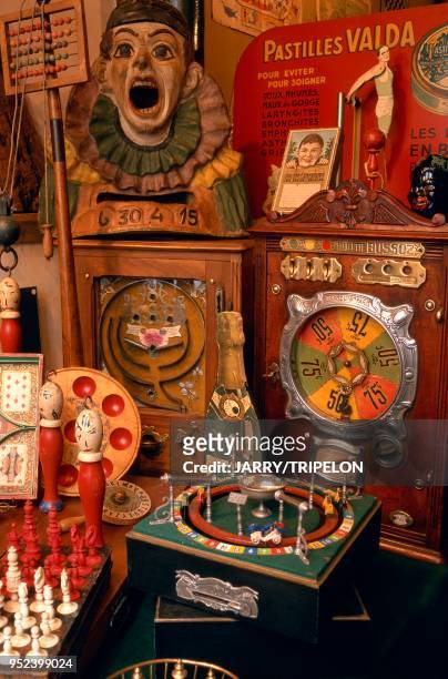 Paris, 5th arrondissement, in the Maubert Mutualité district, the shop "La Tortue Electrique", old-fashioned games. France: Paris, 5ème...
