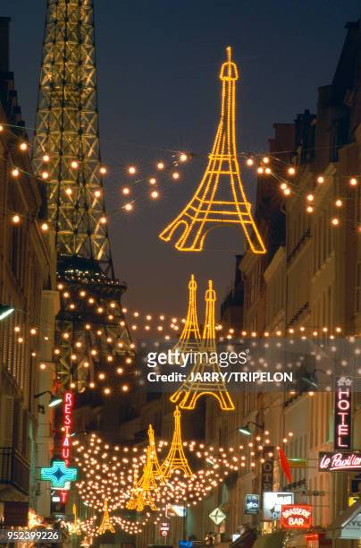 Paris, 7th arrondissement, rue Saint Dominique, Christmas decorations and the Eiffel Tower by night. France: Paris, 7ème arrondissement, rue Saint...