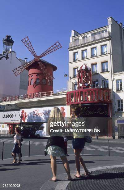 The Moulin Rouge cabaret in Montmartre and Pigalle, Paris 18 th district, Ile-de-France, France Le cabaret du Moulin Rouge, Montmartre et Pigalle,...