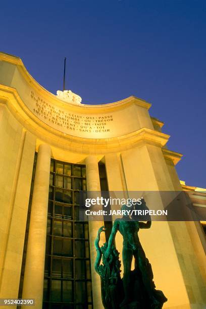 Paris, 16th arrondissement, the Palais de Chaillot at night. France: Paris, 16ème arrondissement, la Palais de Chaillot de nuit.