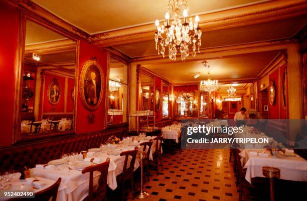 Paris, 6th arrondissement, Odéon, the dining room at the restaurant Le Procope. France: Paris, 6ème arrondissement, odéon, la salle de restaurant du...