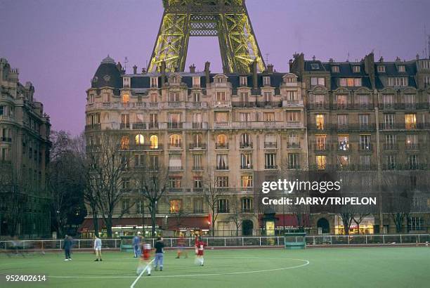 Paris, 7th and 15th arrondissements, the Emile Anthoine stadium and the Eiffel Tower . France: Paris, 7ème et 15ème arrondissement, le stade Emile...