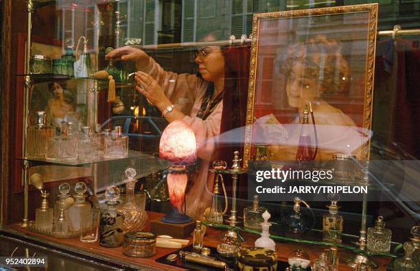 Paris, 18th arrondissement, the display window of the shop "Belle de Jour", selling old perfume bottles in the Montmartre district. France: Paris,...