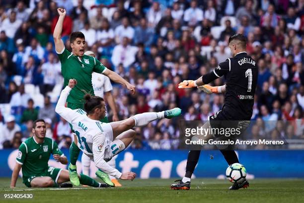 Gareth Bale of Real Madrid CF scores their opening goal during the La Liga match between Real Madrid CF and Deportivo Leganes at Estadio Santiago...