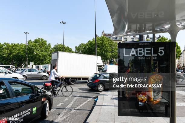 Publicité pour un alcool dans un abribus, affichage Decaux, le 12 juin 2015, Paris,, France.