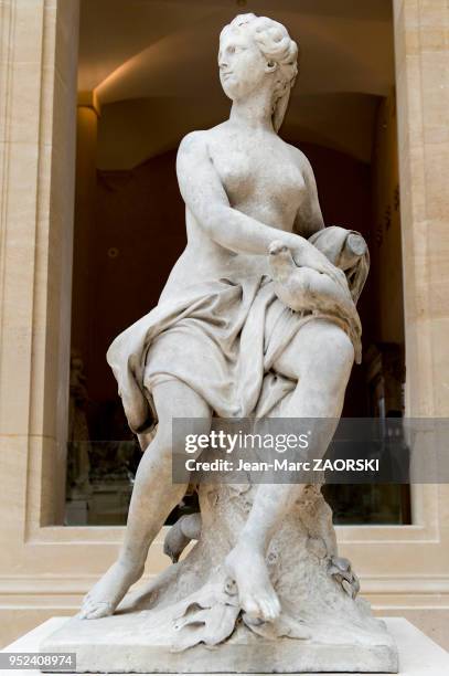 « Nymphe à la colombe » , scuplture en marbre de Nicolas Coustou provenant du jardin des Tuileries et exposée dans la cour Marly du musée du Louvre à...