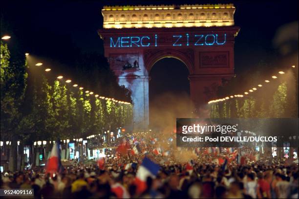 Crowd on the Champs Elysees Message Merci Zizou sur l'Arc de Triomphe 12 juillet 1998.