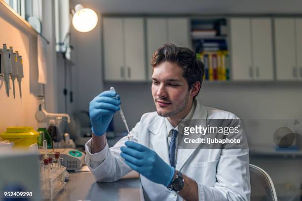 foto de joven científico trabajando en laboratorio - organic chemistry in laboratory fotografías e imágenes de stock