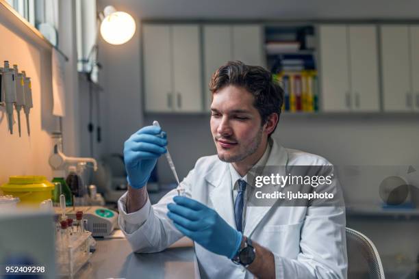 foto av unga forskare som arbetar i laboratoriet - doctor lab coat bildbanksfoton och bilder