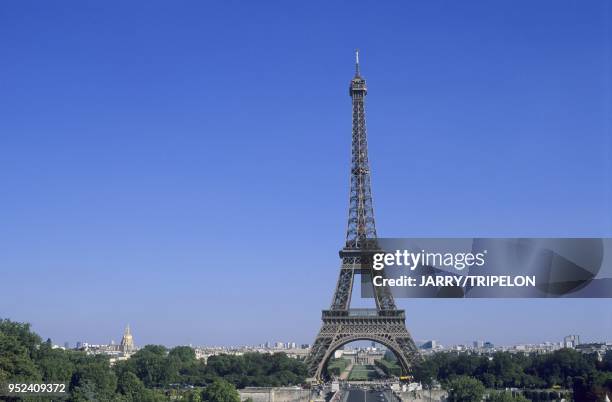 The Eiffel tower from the Trocadero, Paris 7 th district, Ile-de-France, France La Tour Eiffel vue depuis le Trocadero, Paris 7 eme arrondissement,...