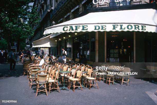 Saint-Germain. The Café de Flore. Paris : Saint-Germain. Le Café de Flore.