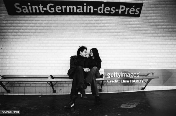 Lovers at the metro station of Saint Germain des Prés, Paris. Couple d'amoureux à Paris.