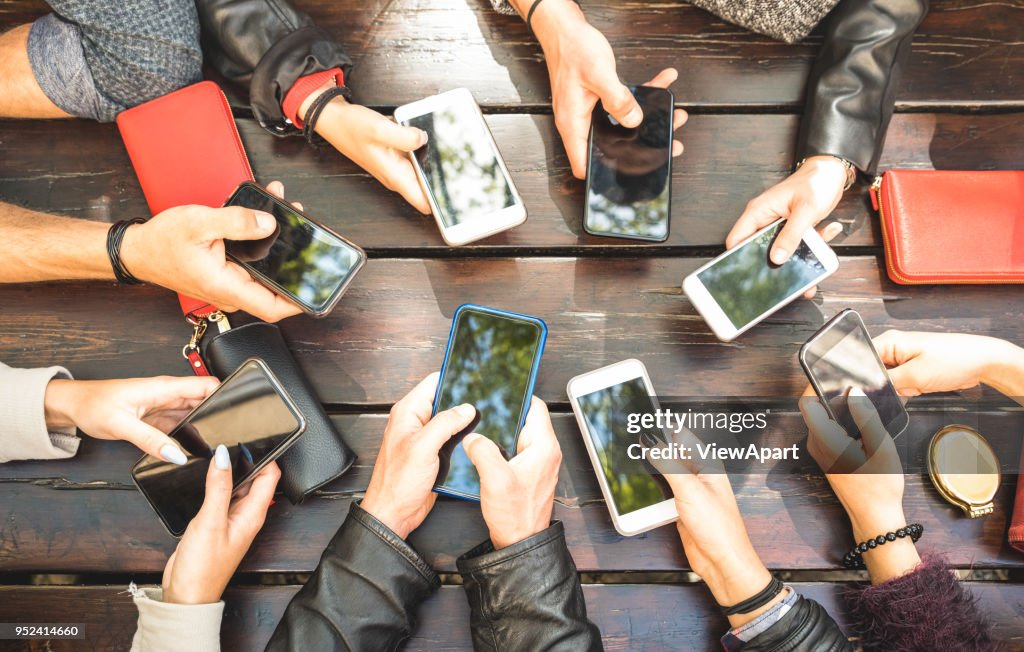 Mensen groep hebben verslaafd plezier samen met behulp van smartphones - Detail van handen delen van content op social network met mobiele slimme telefoons - technologie concept met millennials online met mobiele telefoons