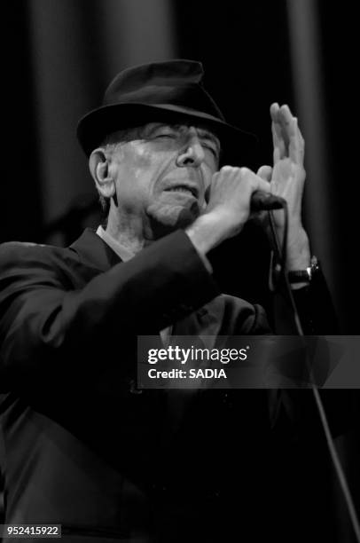 Le poète et chanteur Léonard Cohen lors d'un concert le 7 juillet 2009 à au Popb Paris Bercy, Paris, France.