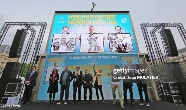 Projection en avant-première et en plein air sur la Place de la République du film 'Caricaturistes ? Fantassins de la démocratie' réalisé par...