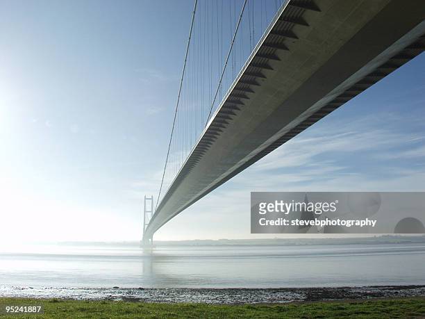 the humber bridge spanning across the water - humber bridge stockfoto's en -beelden