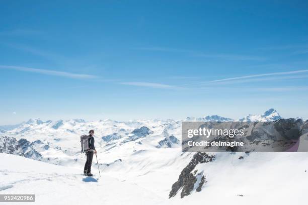 bergbeklimmer op een sneeuw bedekte majestueuze vallei - engadin valley stockfoto's en -beelden
