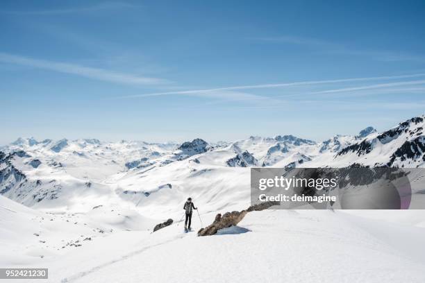 bergbeklimmer op een sneeuw bedekte majestueuze vallei - engadin valley stockfoto's en -beelden