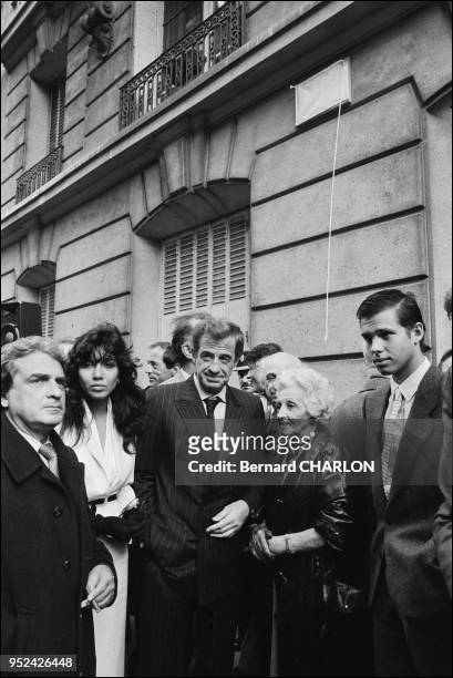 Jean-Paul Belmondo with Carlos Sotto Mayor, mother Madeleine, brother Alain and Paul nb 197840.