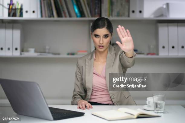 nee tegen non-professionalisme - harassment work stockfoto's en -beelden