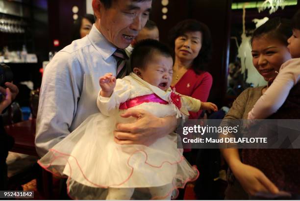 Fête traditionnelle familiale à l?occasion des 100 jours d?une petite fille, restaurant gastronomique Sin An Kiang, Paris 11eme, France.