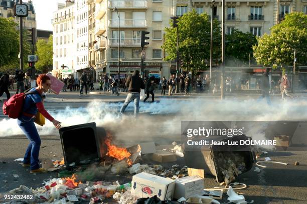 Manifestante courageuse essayant de séparer des poubelles afin d'éviter que le feu ne se propage aux autres poubelles, lors d'affrontements entre...