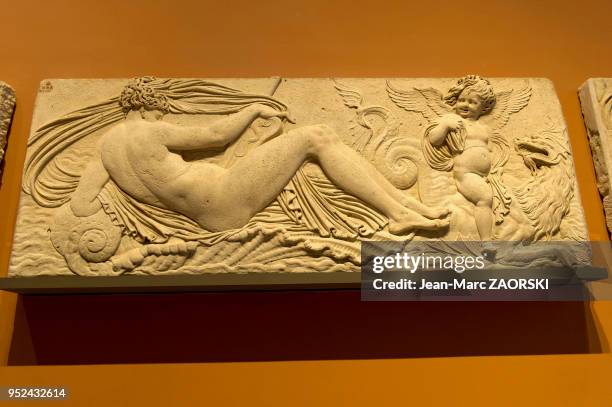 « Nymphe et un petit génie sur un dragon marin », oeuvre du sculpteur et architecte français Jean Goujon , relief en pierre sculptée de figures de...