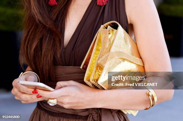 Sac à main et téléphone, à la sortie du défilé Schiaparelli, Place Vendôme lors de la semaine de la Mode à Paris, Haute Couture le 6 juillet 2015,...