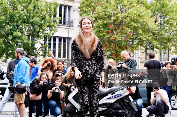 Invitée lors du défilé Elie SAAB lors de la semaine de la mode Haute couture, le 8 juillet, Paris, France.