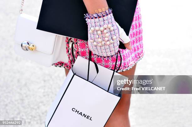 Invitée, sac à mains, à la sortie du défilé Chanel au Grand Palais lors de la semaine de la Mode, Haute Couture le 7 juillet 2015, Paris, France.