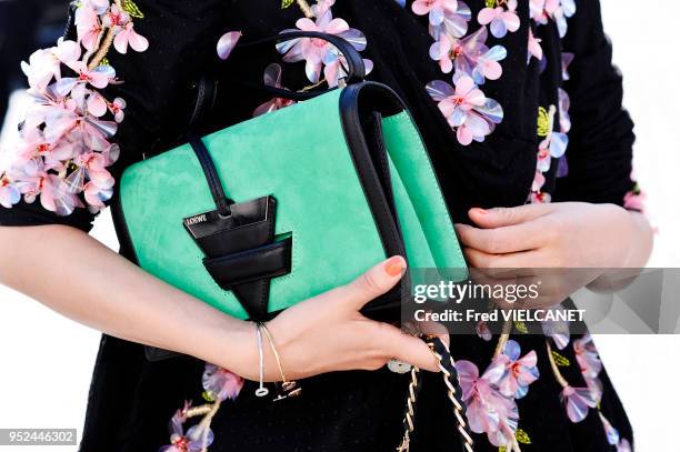 Sac à main, à la sortie du défilé Schiaparelli, Place Vendôme lors de la semaine de la Mode à Paris, Haute Couture le 6 juillet 2015, Paris, France.